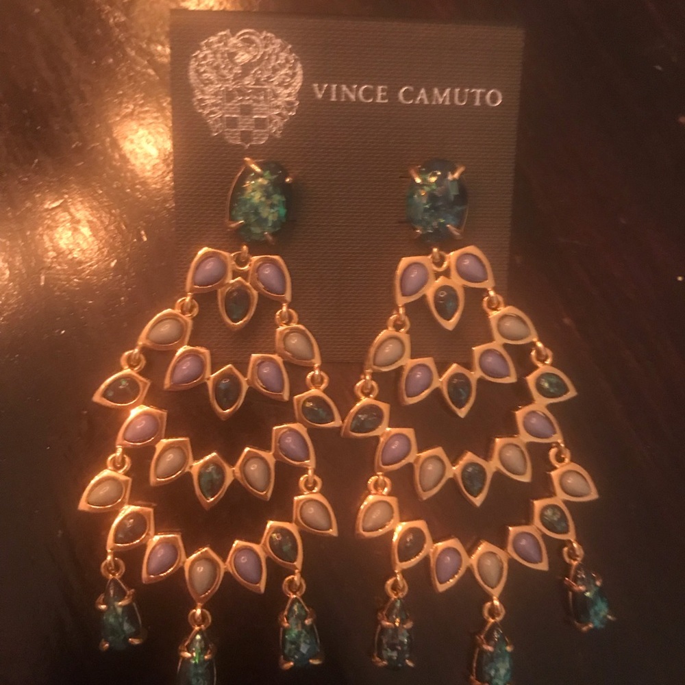 Beautiful new never worn pendant like earrings